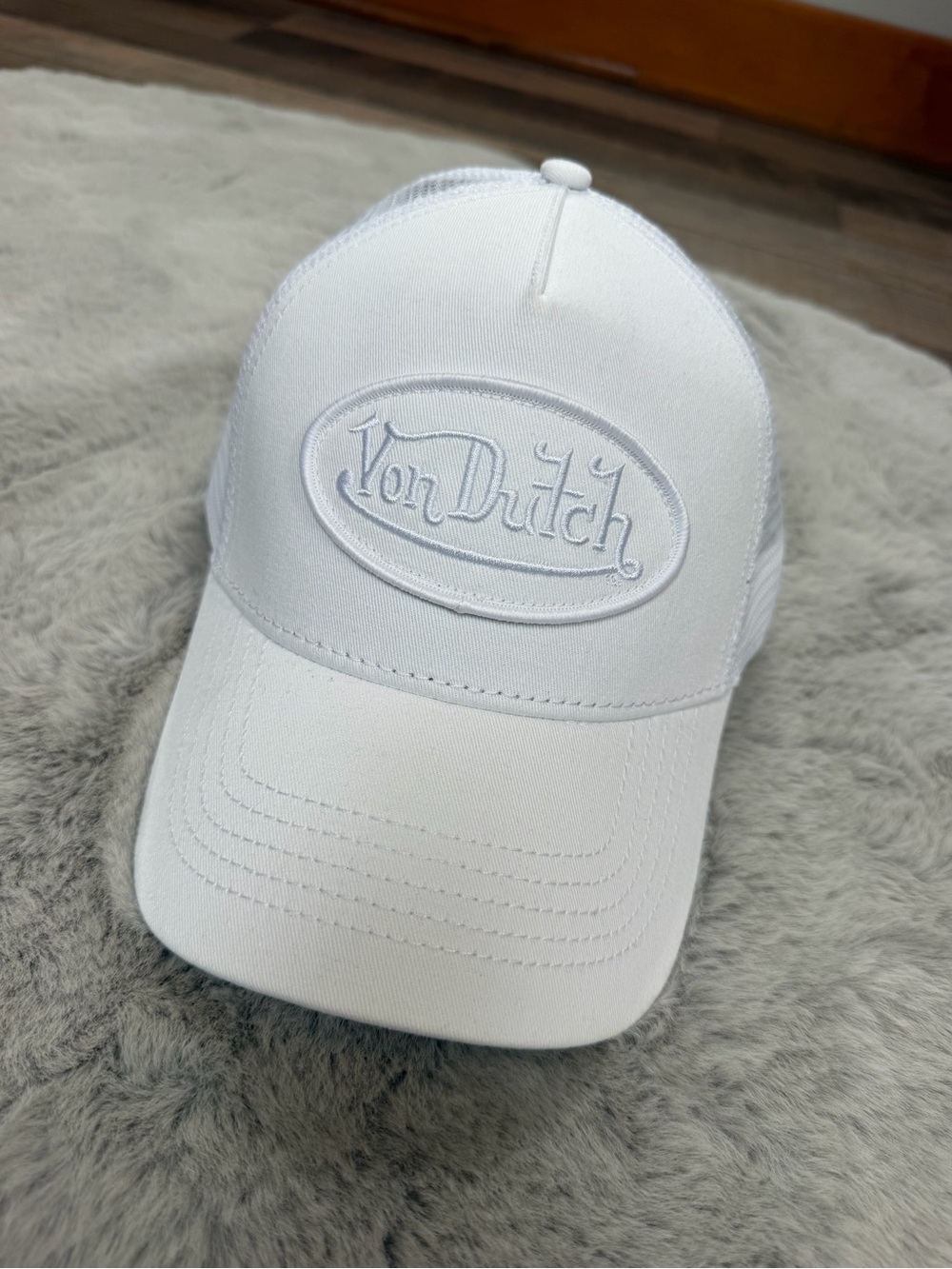 Von Dutch white trucker hat